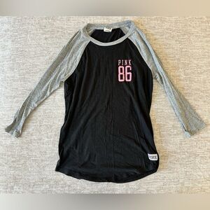 VICTORIA’S SECRET PINK GRAY AND BLACK LONG SLEEVE DOLPHIN HEM SHIRT